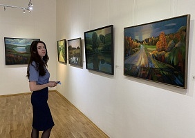 Спецсвязь перевезла картины омских художников в Новосибирск