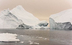 Спецсвязь перевезла выставку «На дрейфующих льдах Арктики» 